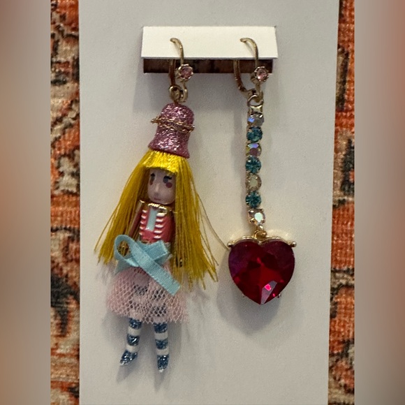 Betsey Johnson Dangle Earrings Mismatched Gold Tone Nutcracker Girl Red Heart - Picture 4 of 5